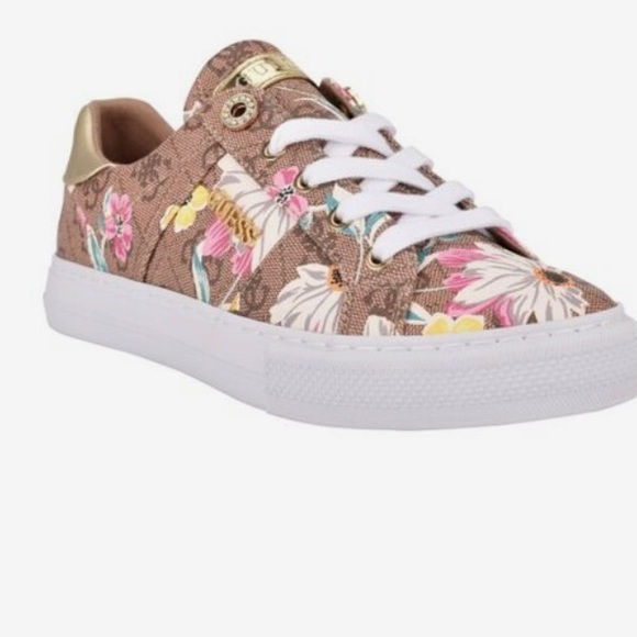 Hey I am selling there beautiful guess shoe - Picture 3 of 4